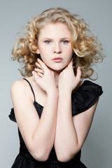 Naklejka premium Young blonde girl posing in studio