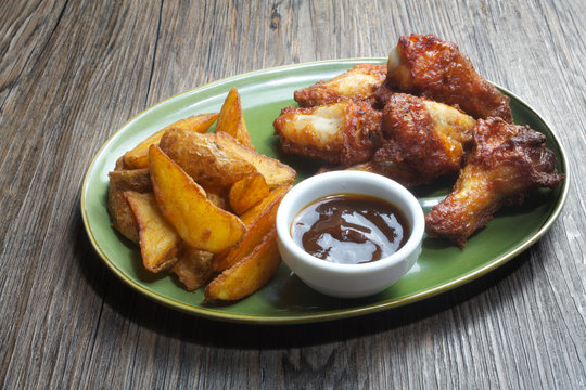 alitas de pollo fritas con patatas