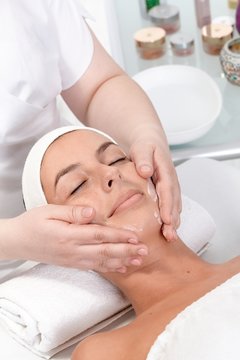 Facial massage in dayspa