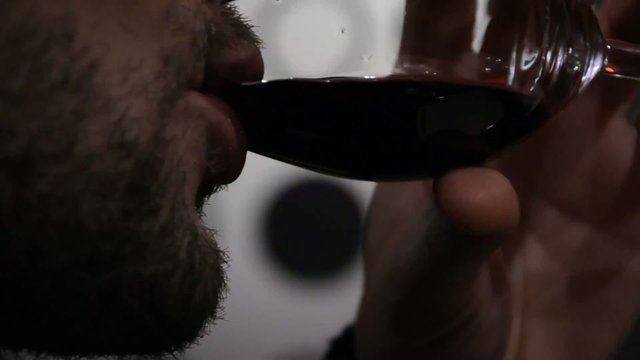 uomo che beve un calice di vino