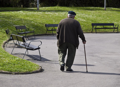 Anciano Paseando Por El Parque