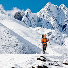Fototapeta na wymiar Piesze wycieczki w Himalaje