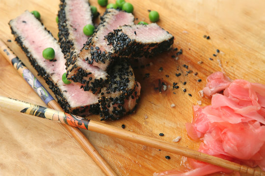 tuna slices roasted with black sesame and green peas