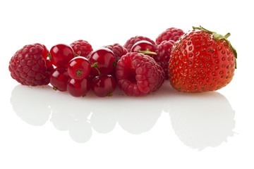 Rote Beerenfrüchte isoliert © eyewave