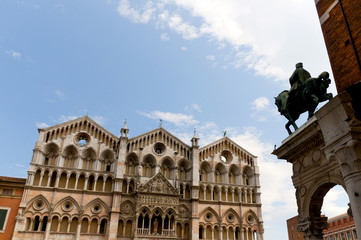 Fototapeta na wymiar Fasada katedry lub katedry w Ferrarze we Włoszech