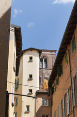 Fototapeta na wymiar Wąskiej uliczce w pięknym mieście Bolonia Włochy