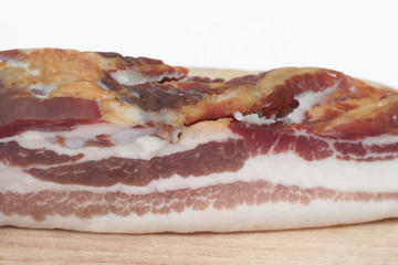 pancetta su tagliere_sfondo bianco