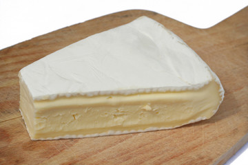 brie_formaggio su sfondo bainco