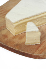 brie_formaggio su sfondo bainco