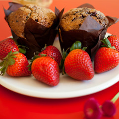 muffin muffins truskawki babeczki ciasto czekolada ciastka dwa - obrazy, fototapety, plakaty