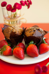 muffin muffins truskawki stokrotki ciasto czekolada ciastka - obrazy, fototapety, plakaty