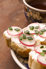 Sandwich with cheese, radish and chive - Healthy Eating