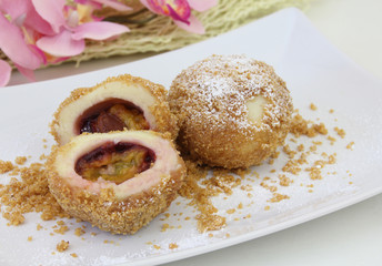 Topfenknödel mit Zwetschken