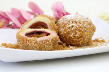 Zwei Zwetschkenknödel
