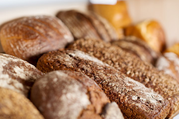 gesunde brote in der bäckerei