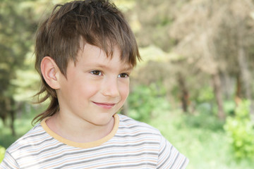 Obraz premium young smiling boy on natural background