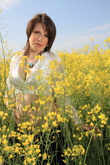 donna tra i fiori gialli