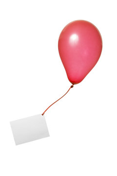 Roter Luftballon mit einer Grußkarte an einem Geschenkband