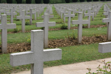 Ossuaire de douaumont Verdun Meuse champ de bataille