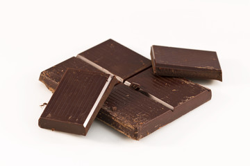 Tavoletta di cioccolato su fondo bianco