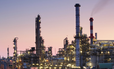 Obraz na płótnie Canvas Oil and gas refinery at twilight - Petrochemical factory