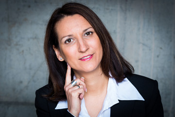 portrait einer brünette frau