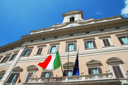 Fototapeta Palazzo Montecitorio con bandiera: Camera dei Deputati, Roma