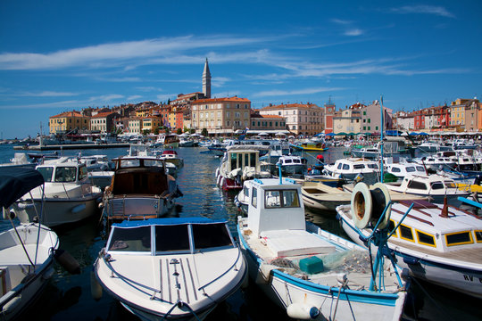 Boote vor Stadt in Kroatien