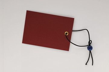 Etikett rot mit Schnur