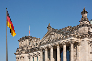 Fototapeta na wymiar Reichstag w Berlinie z niemiecką flagą, siedzibę Bundestagu