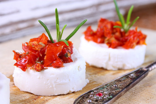 Frischk&auml;se mit marinierten Tomaten und Rosmarin