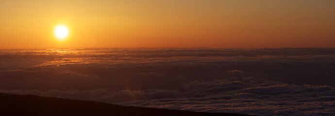 Fototapeta na wymiar Sunsent on top of Mount Teide in Spain