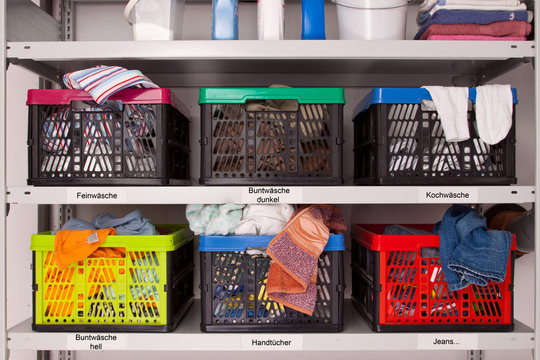 Schmutzwäsche sortieren, Ordnung im Haushalt - Waschküche