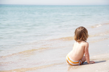 Fototapeta na wymiar young girl sitting on beach