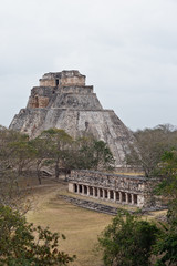 Fototapeta na wymiar Czarodzieja Pyramid, Uxmal, Meksyk