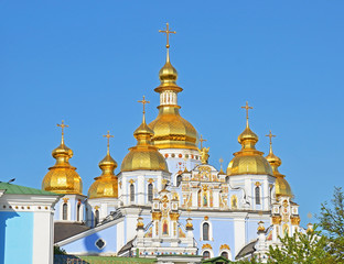 Fototapeta na wymiar Złota kopuła z klasztoru św Michała w Kijowie, Ukraina