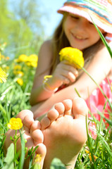 Mädchen in der Blumenwiese