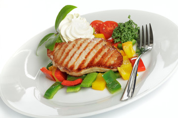 Schweinerückensteak mit Kräuterbutter, Paprikagemüse