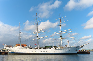 Segelschulschiff Gorck Fock im Hafen von Stralsund