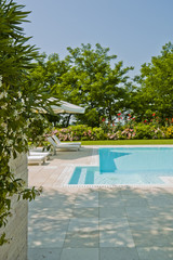 piscina scoperta e arredamento da esterno