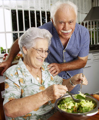 Señores abuelos cocinando en una cocina