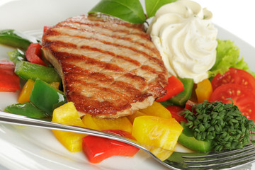 Schweinerückensteak mit Kräuterbutter, Paprikagemüse