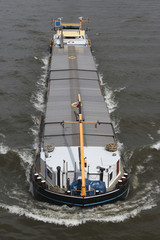 Binnenschiff auf der Elbe