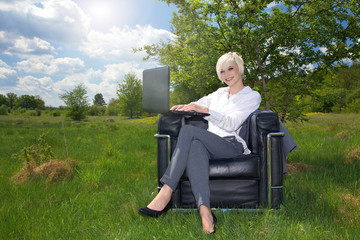 Naklejka na ściany i meble Business Frau in der Natur mit edlen Luxus Sessel und Laptop arbeitet