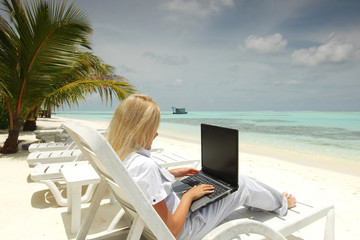 Obraz premium tropical business woman with laptop