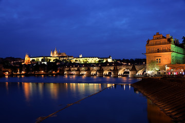 Prag, Karlsbrücke und Prager Burg Hradschin bei Na