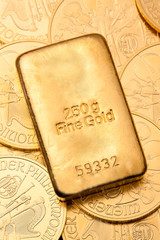 Geldanlage in echtem Gold als Goldbarren und Goldm