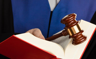 Richter mit Gesetzbuch und Richterhammer