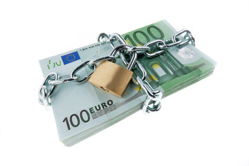 Euro Geldscheine mit Schloss und Kette.