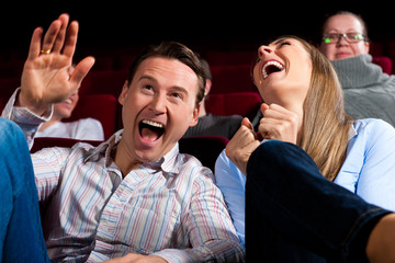 Paar und andere Leute im Kino